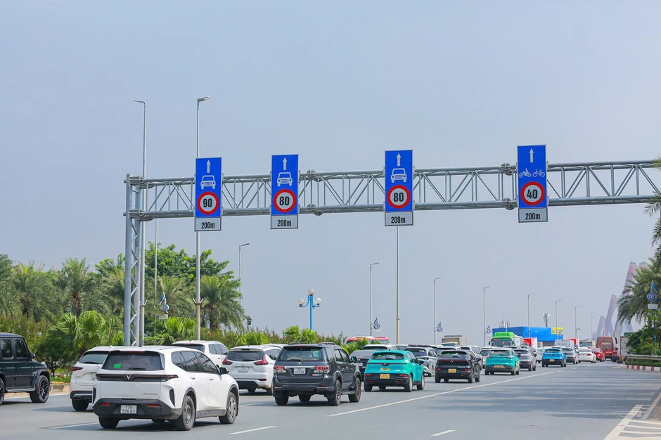 Cầu Nhật Tân trước ngày thí điểm: Dòng xe ùn ứ theo vạch đo cự ly an toàn