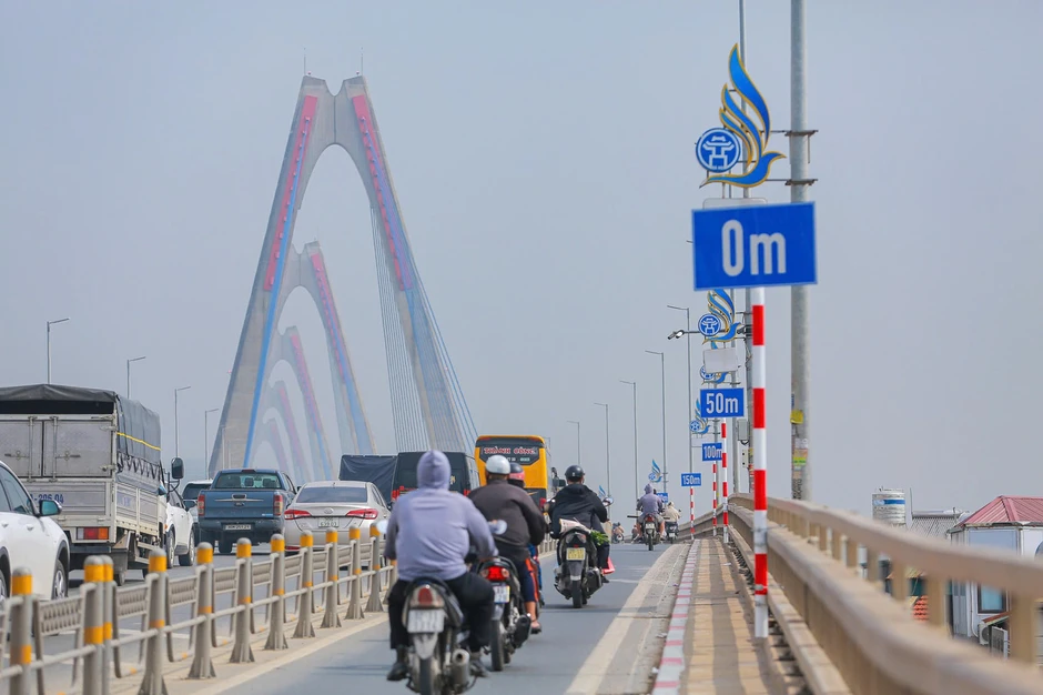 Cầu Nhật Tân trước ngày thí điểm: Dòng xe ùn ứ theo vạch đo cự ly an toàn