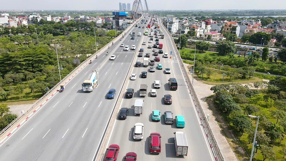 Cầu Nhật Tân trước ngày thí điểm: Dòng xe ùn ứ theo vạch đo cự ly an toàn