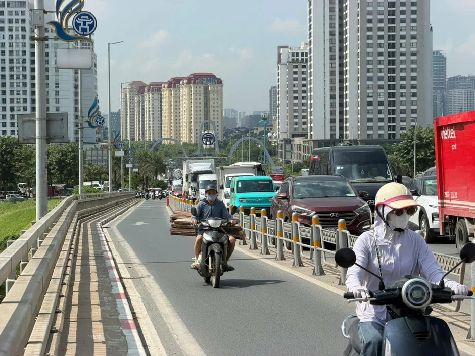 Cầu Nhật Tân trước ngày thí điểm: Dòng xe ùn ứ theo vạch đo cự ly an toàn