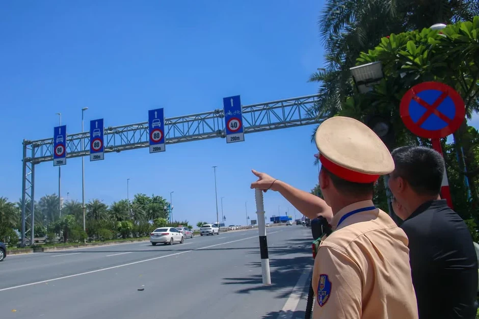Cầu Nhật Tân xuất hiện loạt biển báo, vạch khoảng cách mới Cầu Nhật Tân xuất hiện loạt biển báo, vạch khoảng cách mới