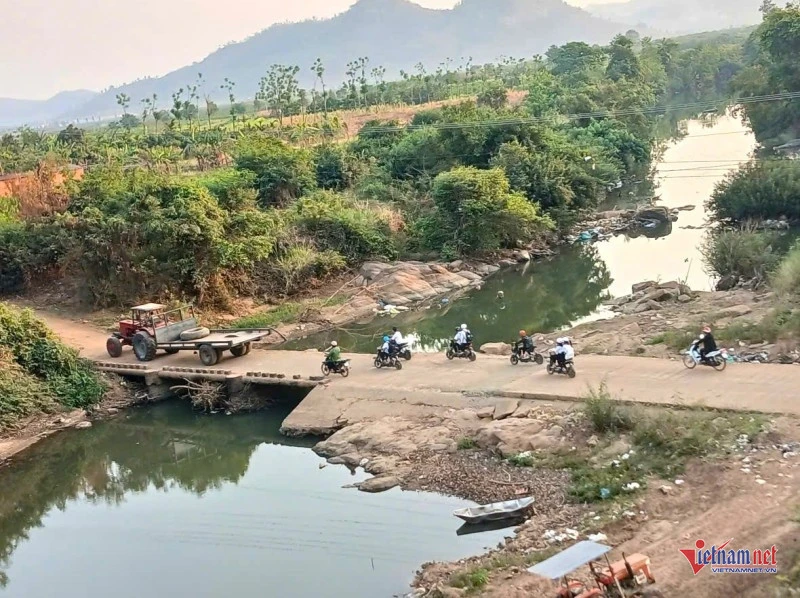 Cầu Tình hơn 100m bỗng dưng dừng thi công, người dân lo lắng trước mùa mưa Cầu Tình hơn 100m bỗng dưng dừng thi công, người dân lo lắng trước mùa mưa