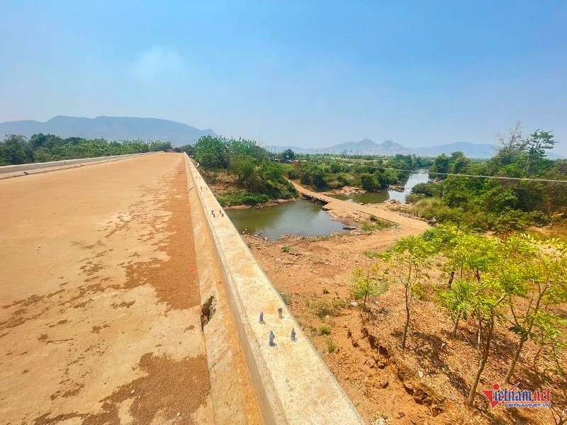 Cầu Tình hơn 100m bỗng dưng dừng thi công, người dân lo lắng trước mùa mưa Cầu Tình hơn 100m bỗng dưng dừng thi công, người dân lo lắng trước mùa mưa