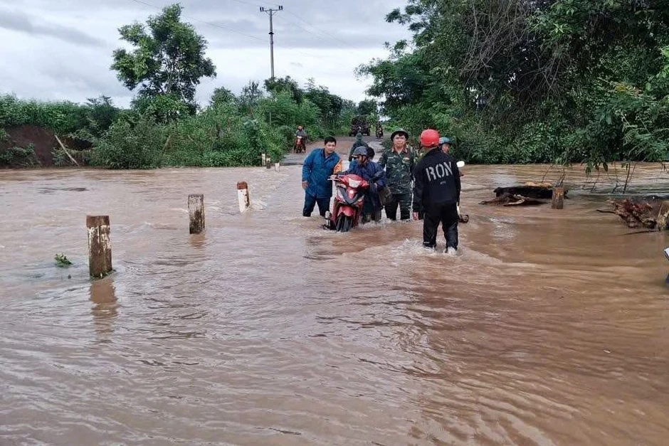 Cầu tràn, suối dâng cao sau mưa lớn, dân liều mình vượt nước dữ vào rẫy Cầu tràn, suối dâng cao sau mưa lớn, dân liều mình vượt nước dữ vào rẫy