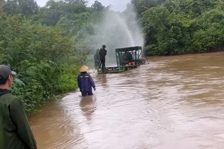 Cầu tràn, suối dâng cao sau mưa lớn, dân liều mình vượt nước dữ vào rẫy Cầu tràn, suối dâng cao sau mưa lớn, dân liều mình vượt nước dữ vào rẫy