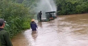 Cầu tràn, suối dâng cao sau mưa lớn, dân liều mình vượt nước dữ vào rẫy