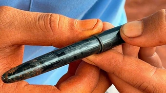 Cây bút khắc chữ 'Tiến Quy' ở mộ tập thể liệt sĩ