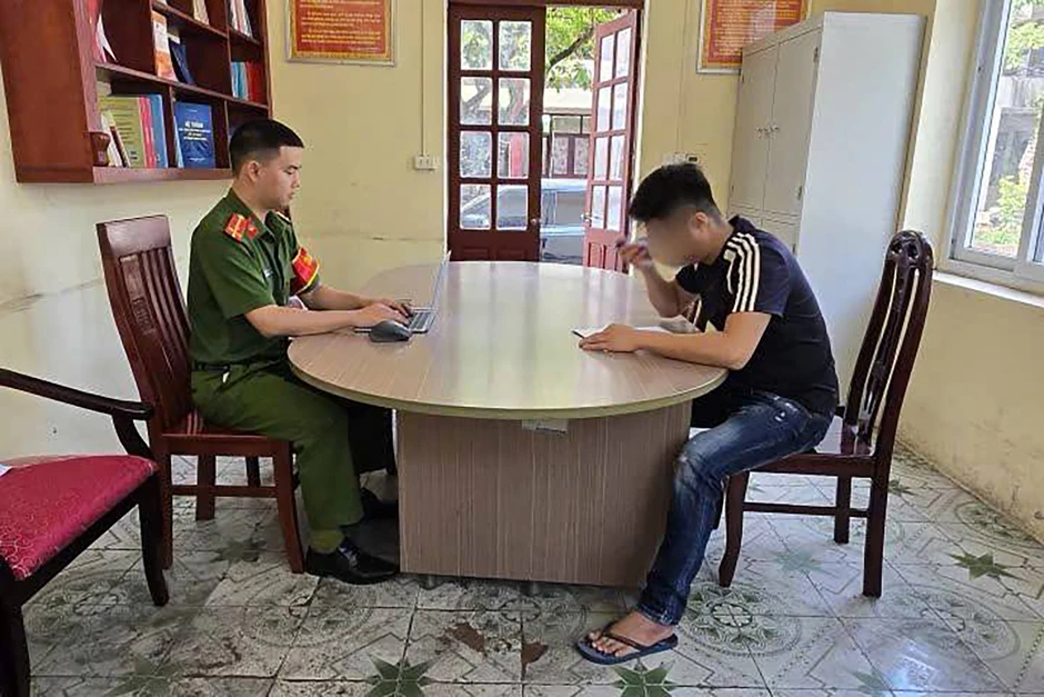 Cây thị trăm tuổi bị nam thanh niên cưa ngang thân Cây thị trăm tuổi bị nam thanh niên cưa ngang thân