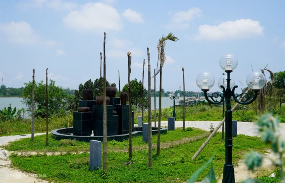 Cây xanh chết hàng loạt ở công viên tưởng niệm 64 giáo viên, học sinh Cây xanh chết hàng loạt ở công viên tưởng niệm 64 giáo viên, học sinh