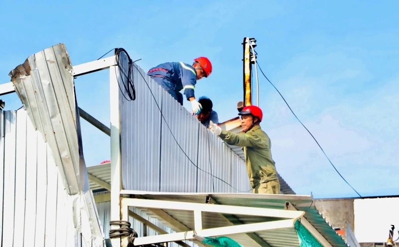 CBCS Công an tỉnh Cà Mau hỗ trợ người dân bị ảnh hưởng sạt lở