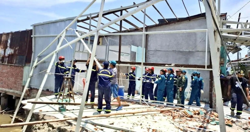 CBCS Công an tỉnh Cà Mau hỗ trợ người dân bị ảnh hưởng sạt lở
