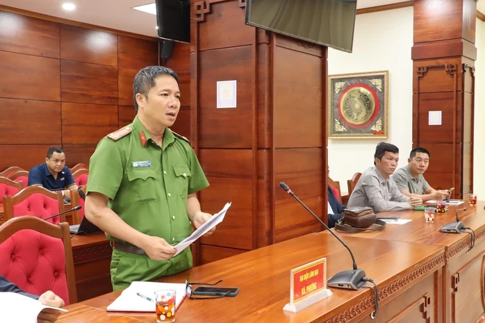 Cha đánh con 10 tuổi bầm tím khắp người vì bỏ học và đập điện thọai Cha đánh con 10 tuổi bầm tím khắp người vì bỏ học và đập điện thọai