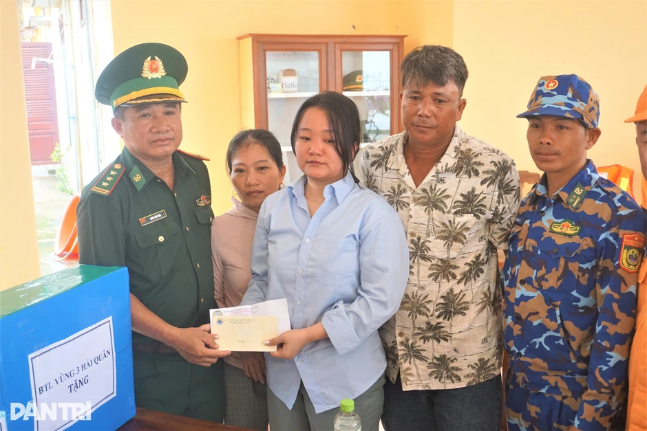 Cha òa khóc ôm con gái vừa được cứu sống sau nhiều giờ trôi dạt trên biển Cha òa khóc ôm con gái vừa được cứu sống sau nhiều giờ trôi dạt trên biển