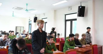 Chặn xe, chém đứt lìa tay người đi đường