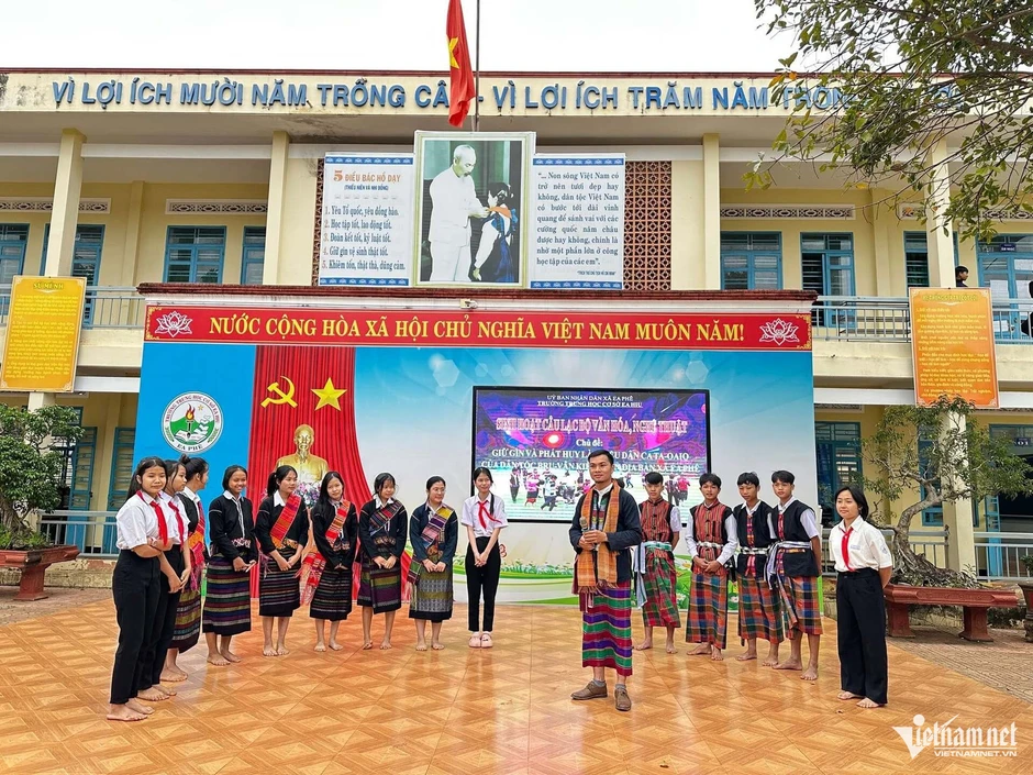 Chàng trai Bru Vân Kiều đưa văn hóa dân tộc lên TikTok, Facebook