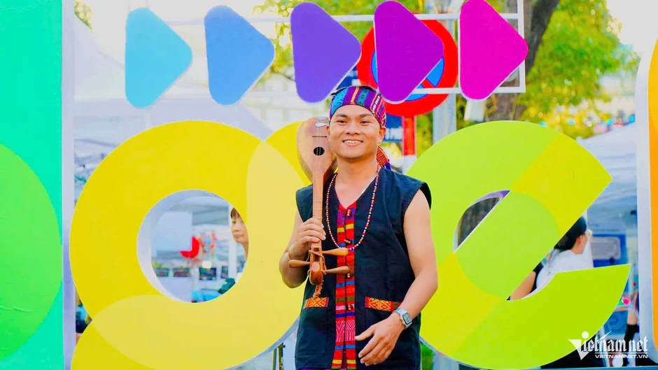 Chàng trai Bru Vân Kiều đưa văn hóa dân tộc lên TikTok, Facebook