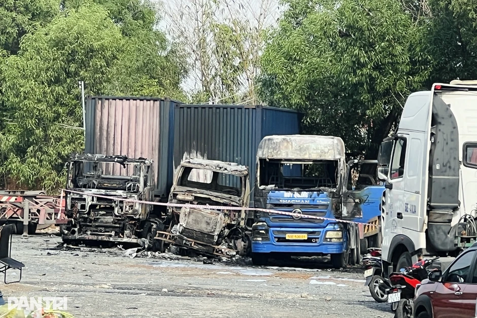 Cháy 3 xe đầu kéo container đậu trong bãi ở TPHCM