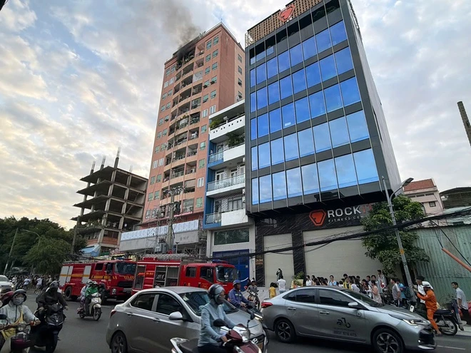 Cháy căn hộ chung cư cao 11 tầng ở gần ngã tư Hàng Xanh Cháy căn hộ chung cư cao 11 tầng ở gần ngã tư Hàng Xanh