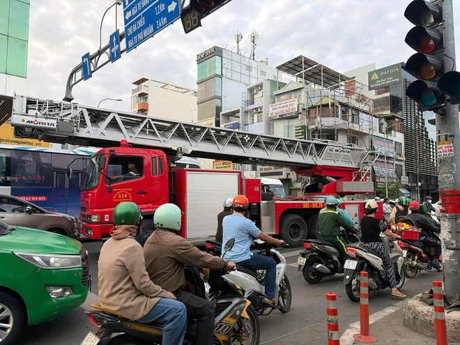 Cháy căn hộ chung cư cao 11 tầng ở gần ngã tư Hàng Xanh Cháy căn hộ chung cư cao 11 tầng ở gần ngã tư Hàng Xanh