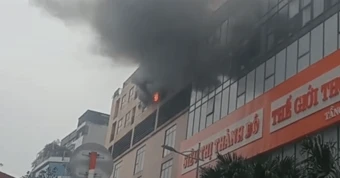 Cháy chung cư ở Hà Nội, lửa bốc ngùn ngụt tại tầng 6