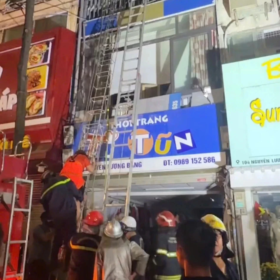 Cháy cửa hàng thời trang ở Hà Nội, cảnh sát giải cứu 4 người mắc kẹt Cháy cửa hàng thời trang ở Hà Nội, cảnh sát giải cứu 4 người mắc kẹt