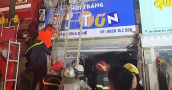 Cháy cửa hàng thời trang ở Hà Nội, cảnh sát giải cứu 4 người mắc kẹt