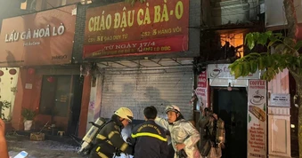 Cháy cửa hàng trên phố Hàng Vôi, cảnh sát giải cứu 4 người mắc kẹt