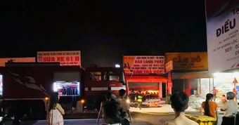 Cháy cửa hàng xe máy ở TPHCM , người chồng bị bỏng khi cứu gia đình thoát nạn