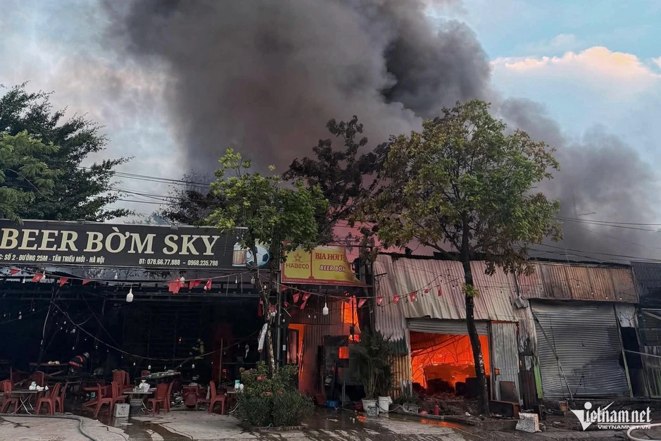 Cháy dữ dội dãy quán bia, lán xưởng tạm ở Hà Nội, nhiều tiếng nổ phát ra Cháy dữ dội dãy quán bia, lán xưởng tạm ở Hà Nội, nhiều tiếng nổ phát ra