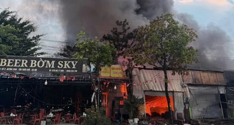 Cháy dữ dội dãy quán bia, lán xưởng tạm ở Hà Nội, nhiều tiếng nổ phát ra