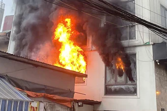 Cháy dữ dội nhà 7 tầng ở Hà Nội, hai người đàn ông đục mái tôn giải cứu nạn nhân