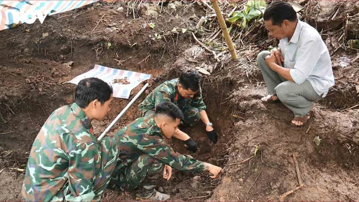 Chạy đua với thời gian tìm kiếm ngôi mộ tập thể liệt sĩ ở Lào Cai