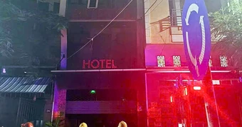 Cháy khách sạn ở Nha Trang, hai du khách chạy lên sân thượng thoát thân