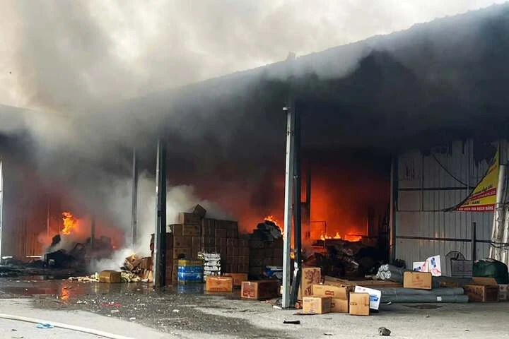 Cháy kho hàng ở Hà Nội, cảnh sát hút nước từ sông Hồng dập lửa Cháy kho hàng ở Hà Nội, cảnh sát hút nước từ sông Hồng dập lửa