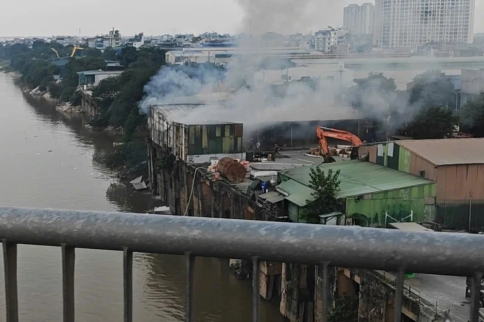Cháy kho hàng ven sông Hồng ở Hà Nội Cháy kho hàng ven sông Hồng ở Hà Nội