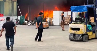 Cháy kho hàng ven sông Hồng ở Hà Nội