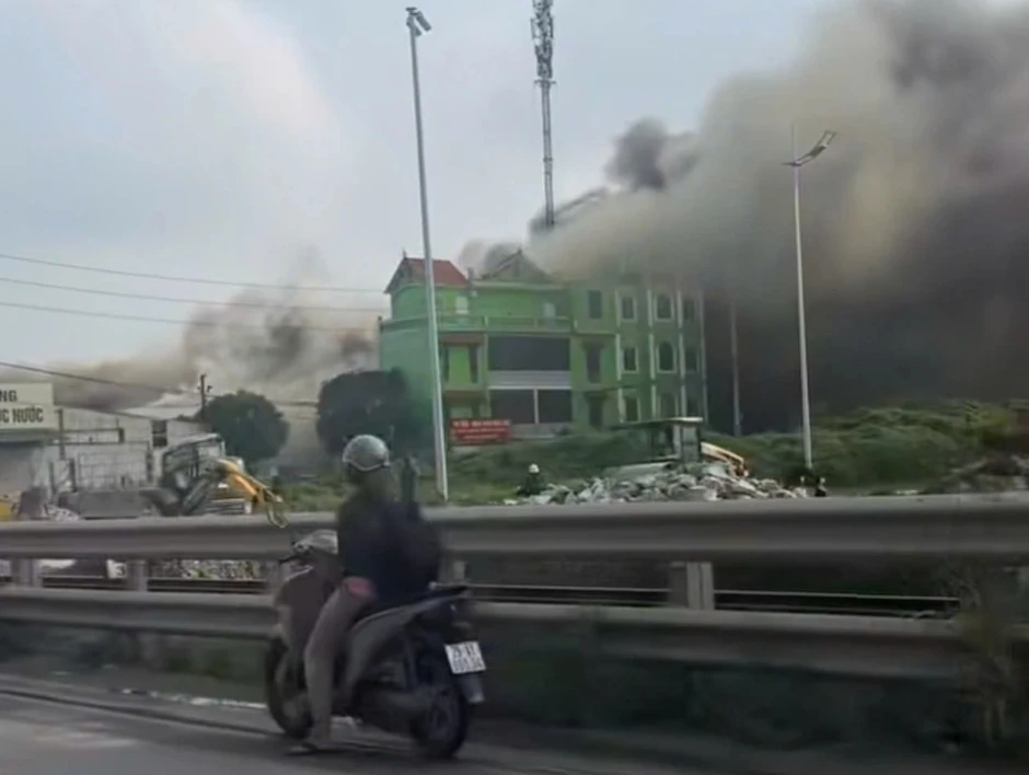 Cháy khu tập kết phế liệu trong nhà xưởng ở Hà Nội Cháy khu tập kết phế liệu trong nhà xưởng ở Hà Nội