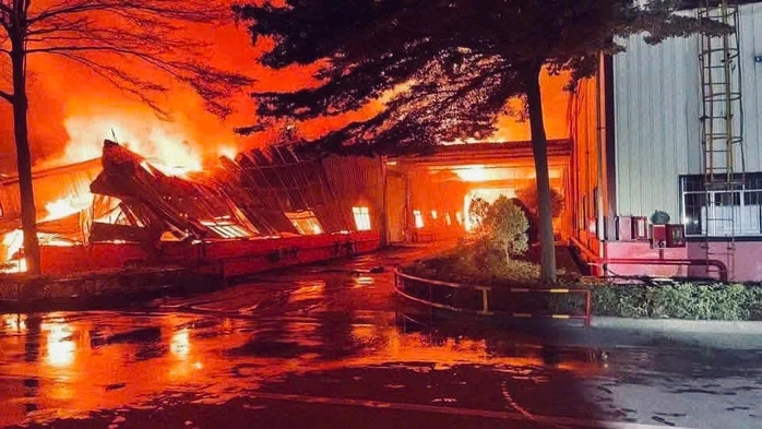 Cháy lớn công ty sản xuất nội thất ở TPHCM, cột lửa cao hàng chục mét đỏ rực trời đêm Cháy lớn công ty sản xuất nội thất ở TPHCM, cột lửa cao hàng chục mét đỏ rực trời đêm