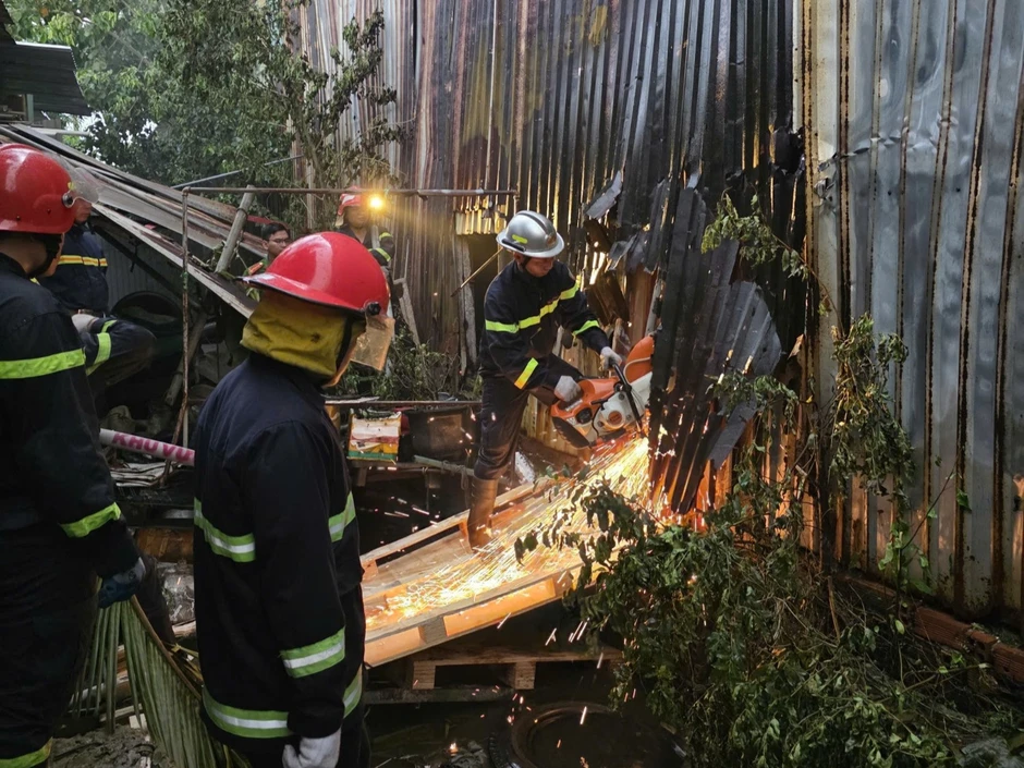 Cháy lớn kho hàng rộng hơn 1.000m² ở TPHCM, khói đen bao trùm khu dân cư Cháy lớn kho hàng rộng hơn 1.000m² ở TPHCM, khói đen bao trùm khu dân cư