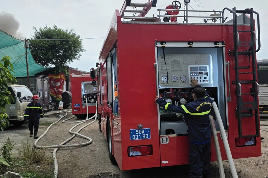 Cháy lớn kho hàng rộng hơn 1.000m² ở TPHCM, khói đen bao trùm khu dân cư Cháy lớn kho hàng rộng hơn 1.000m² ở TPHCM, khói đen bao trùm khu dân cư