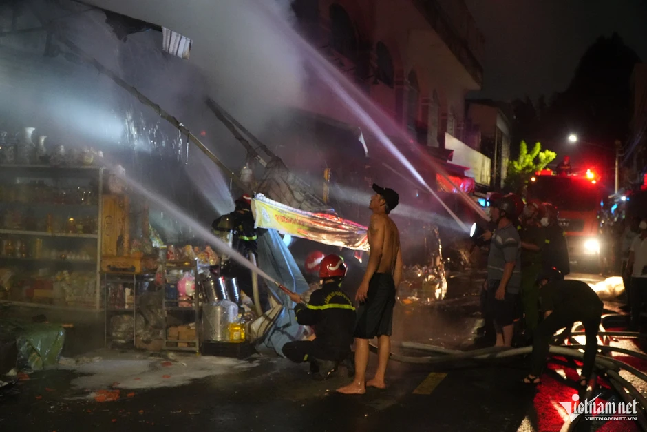Cháy lớn khu vực chợ Biên Hòa, loạt ki ốt bị thiêu rụi Cháy lớn khu vực chợ Biên Hòa, loạt ki ốt bị thiêu rụi