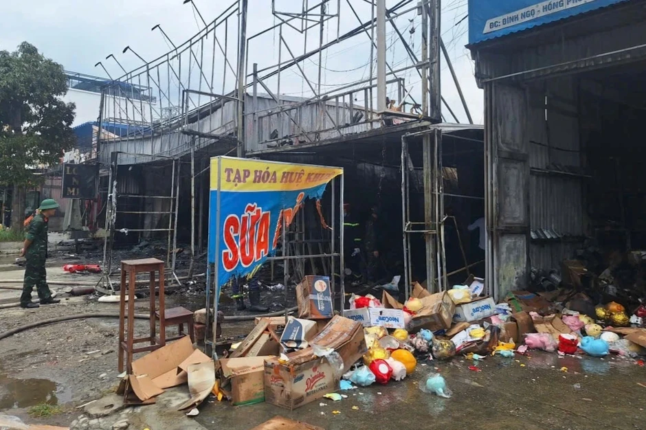 Cháy lớn lan sang 5 gian hàng ở Hải Phòng Cháy lớn lan sang 5 gian hàng ở Hải Phòng