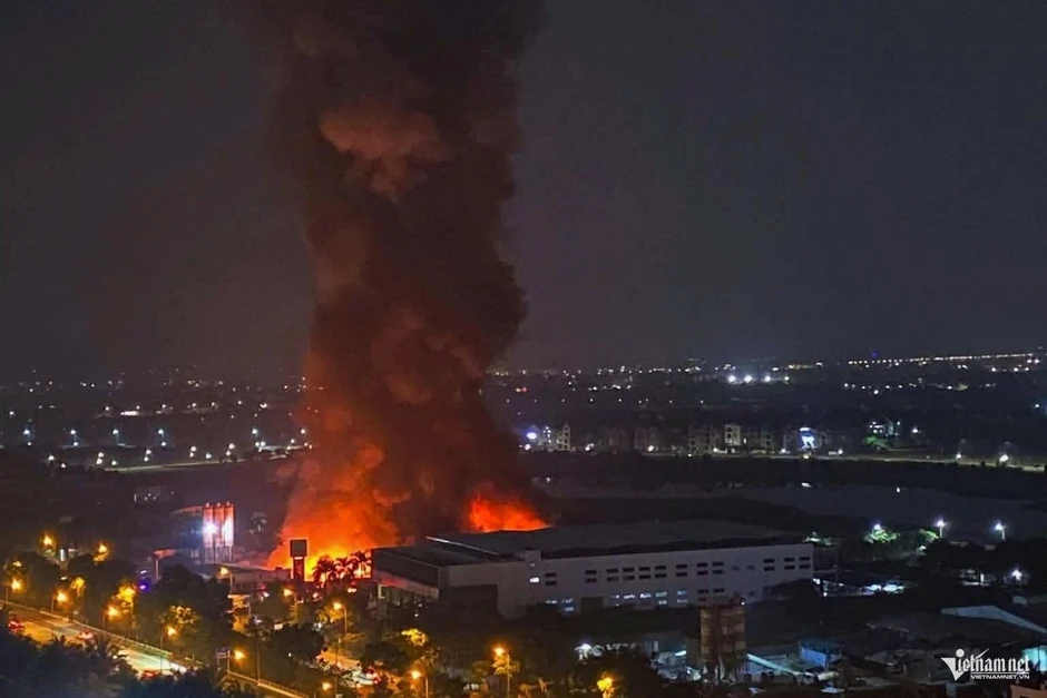Cháy lớn nhà xưởng ở Hà Nội, cột khói đen bốc cao hàng chục mét Cháy lớn nhà xưởng ở Hà Nội, cột khói đen bốc cao hàng chục mét
