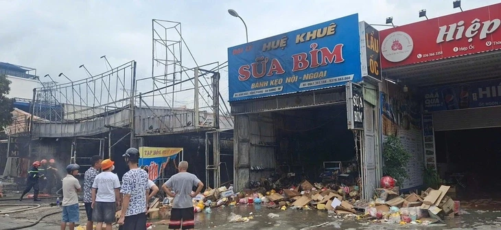 Cháy lớn ở Hải Phòng, nhiều cửa hàng và nhà dân bị thiêu rụi