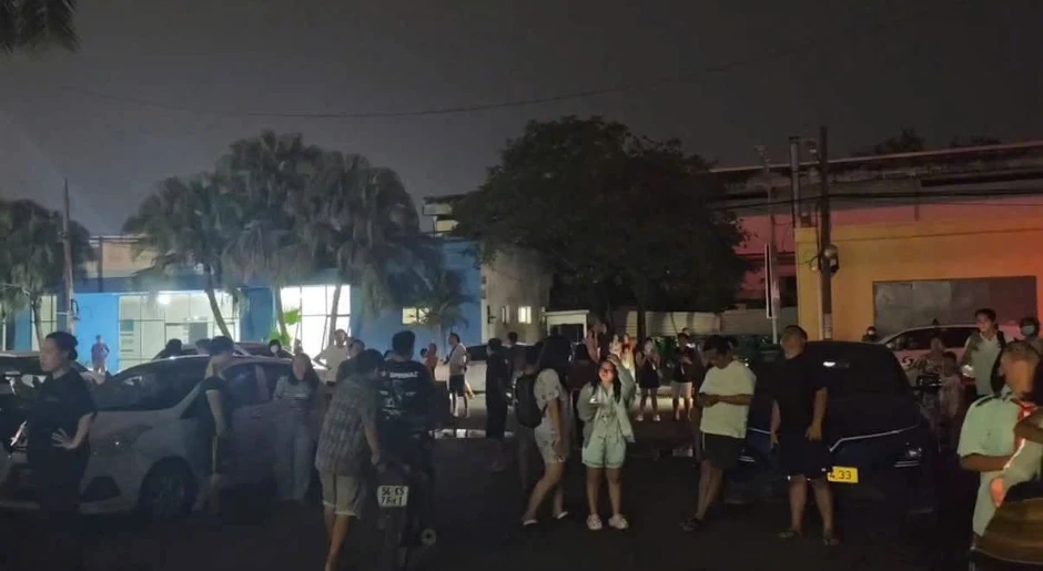 Cháy lớn ở tầng 11 chung cư Conic Boulevard, hàng trăm cư dân hô hoán ôm đồ đạc tháo chạy Cháy lớn ở tầng 11 chung cư Conic Boulevard, hàng trăm cư dân hô hoán ôm đồ đạc tháo chạy