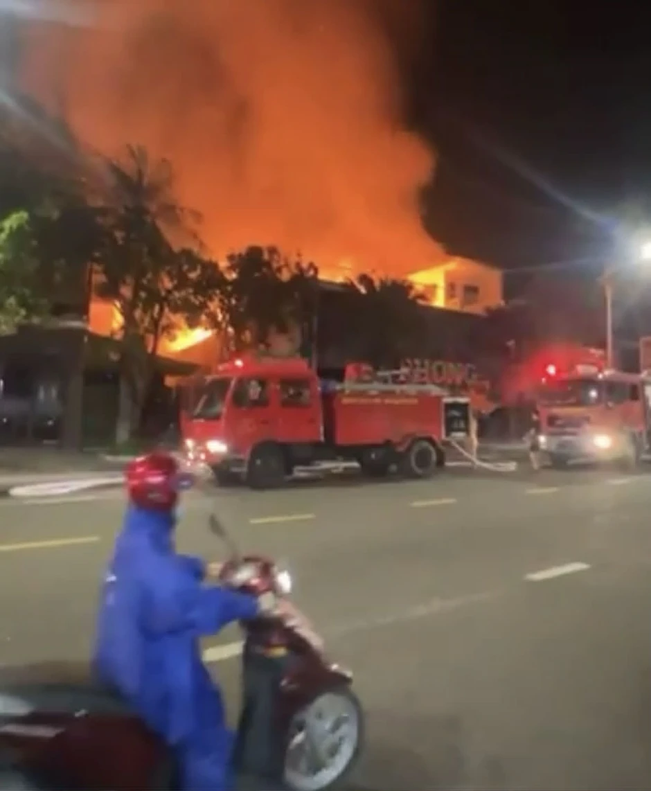 Cháy lớn quán cà phê ở Hà Tĩnh, huy động nhiều xe cứu hỏa Cháy lớn quán cà phê ở Hà Tĩnh, huy động nhiều xe cứu hỏa