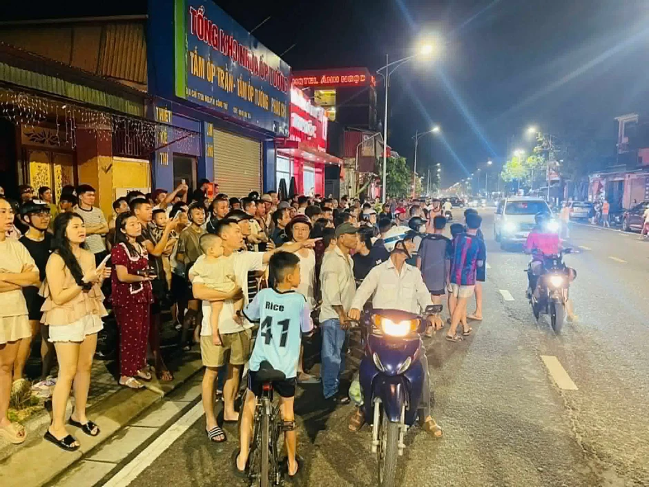 Cháy lớn quán cà phê ở Hà Tĩnh, huy động nhiều xe cứu hỏa Cháy lớn quán cà phê ở Hà Tĩnh, huy động nhiều xe cứu hỏa