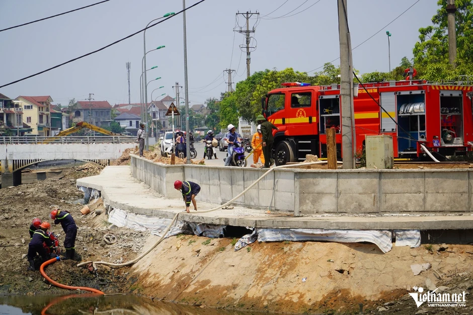 Cháy lớn tại công ty chế biến gỗ, cột khói đen bốc cao hàng chục mét Cháy lớn tại công ty chế biến gỗ, cột khói đen bốc cao hàng chục mét