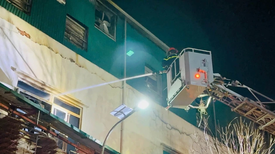 Cháy lớn tại công ty giầy, hàng trăm cán bộ, chiến sĩ xuyên đêm dập lửa Cháy lớn tại công ty giầy, hàng trăm cán bộ, chiến sĩ xuyên đêm dập lửa