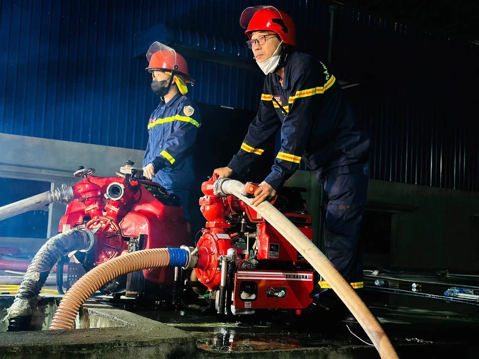 Cháy lớn tại công ty giầy, hàng trăm cán bộ, chiến sĩ xuyên đêm dập lửa Cháy lớn tại công ty giầy, hàng trăm cán bộ, chiến sĩ xuyên đêm dập lửa